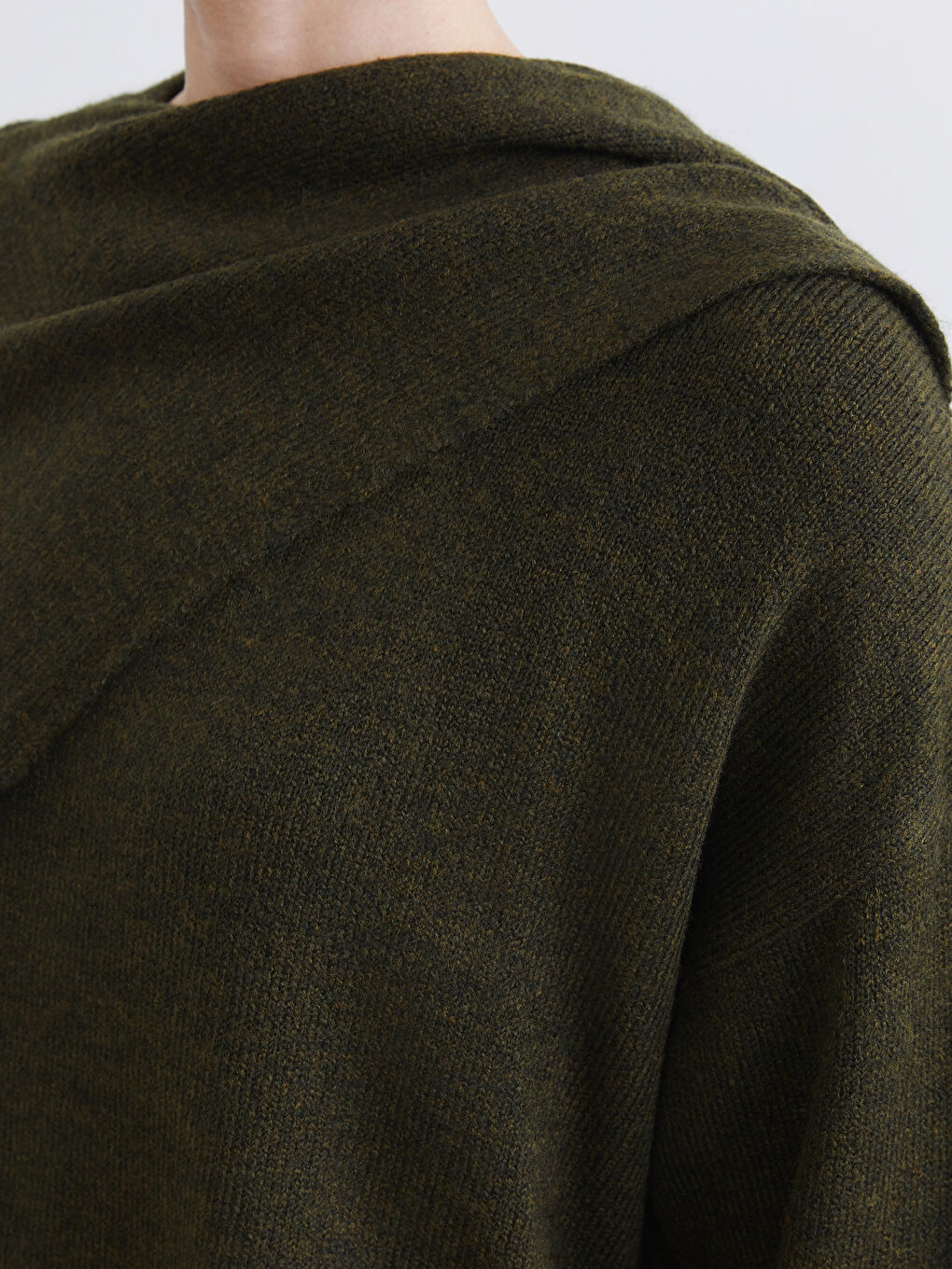 Effortlessly chic: the oversized knit sweater with a draped shawl collar.-2