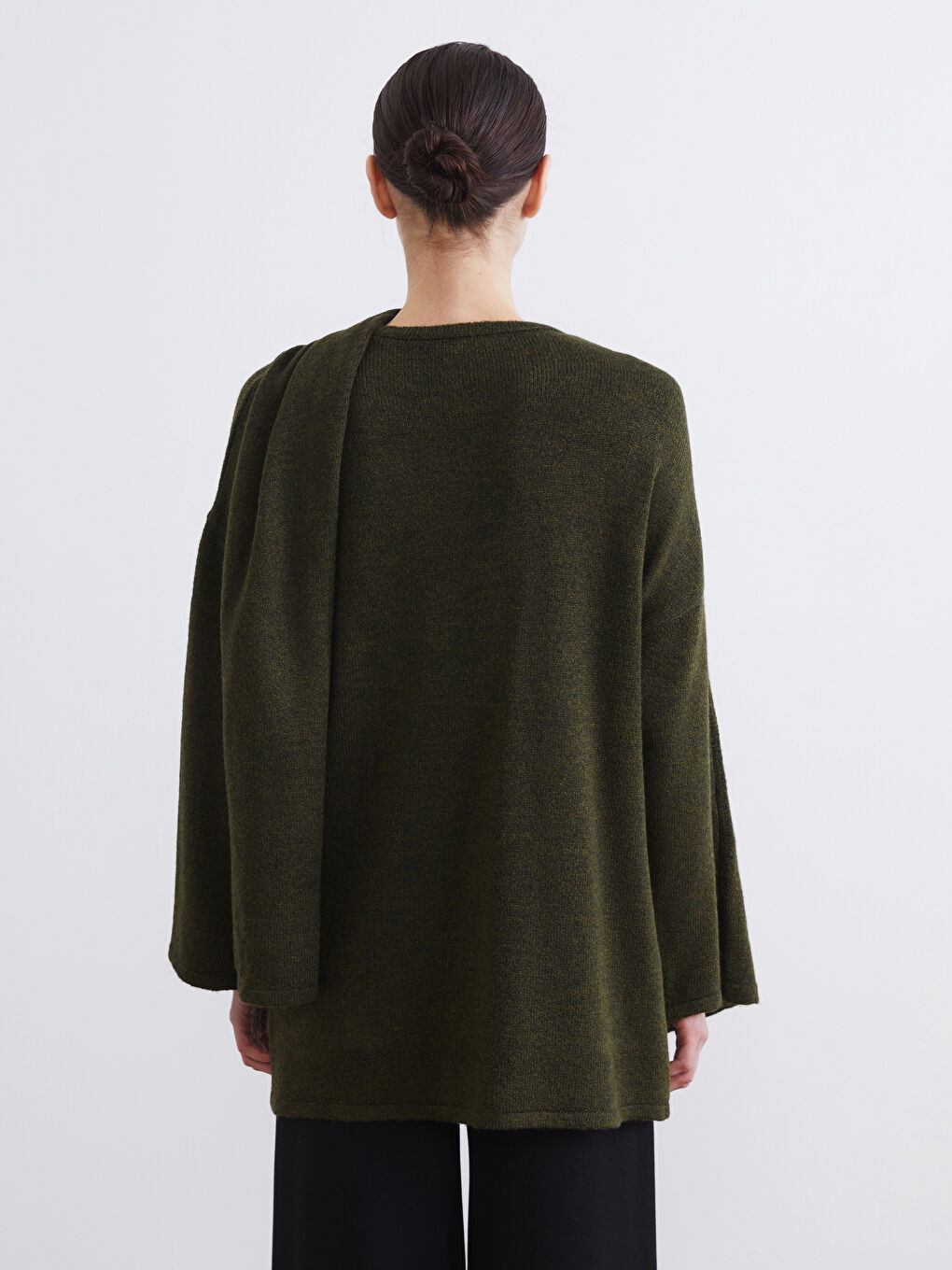 Effortlessly chic: the oversized knit sweater with a draped shawl collar.-3