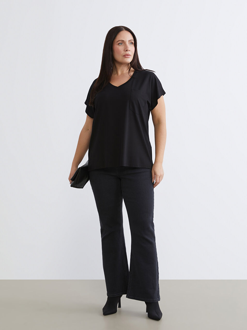 Siyah Büyük Beden V Yaka Kadın Tişört-1