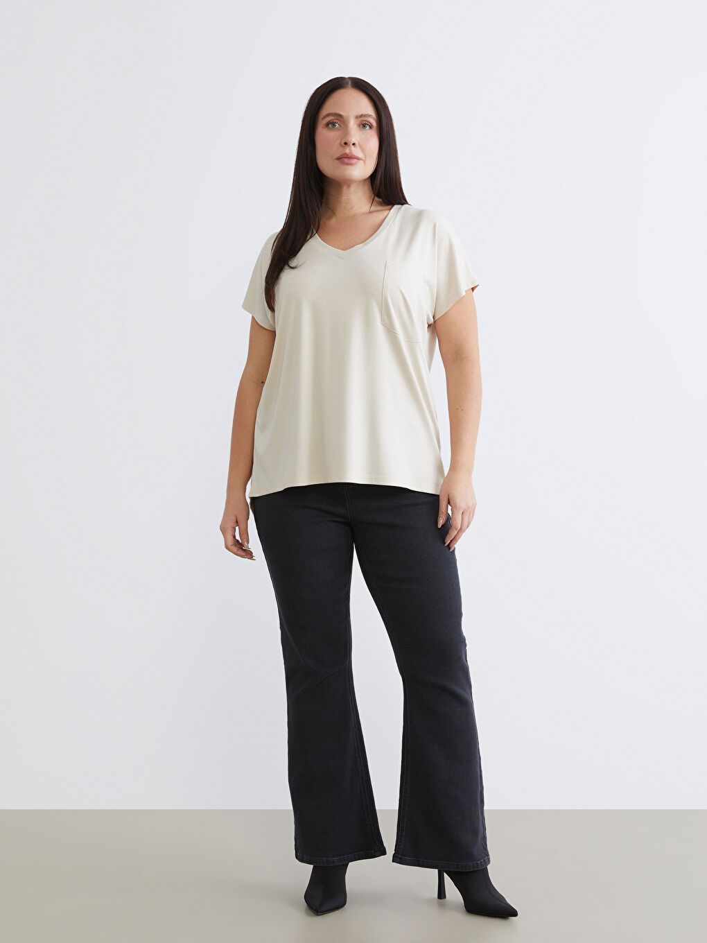 Bej Büyük Beden V Yaka Kadın Tişört-1