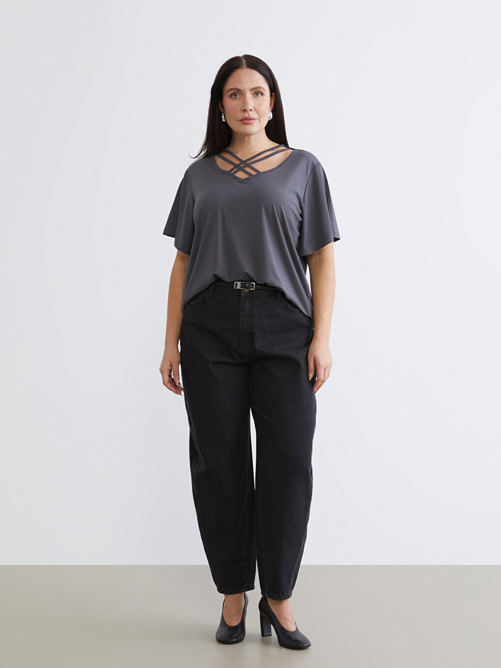 Gri Büyük Beden V Yaka Kadın Tişört-1