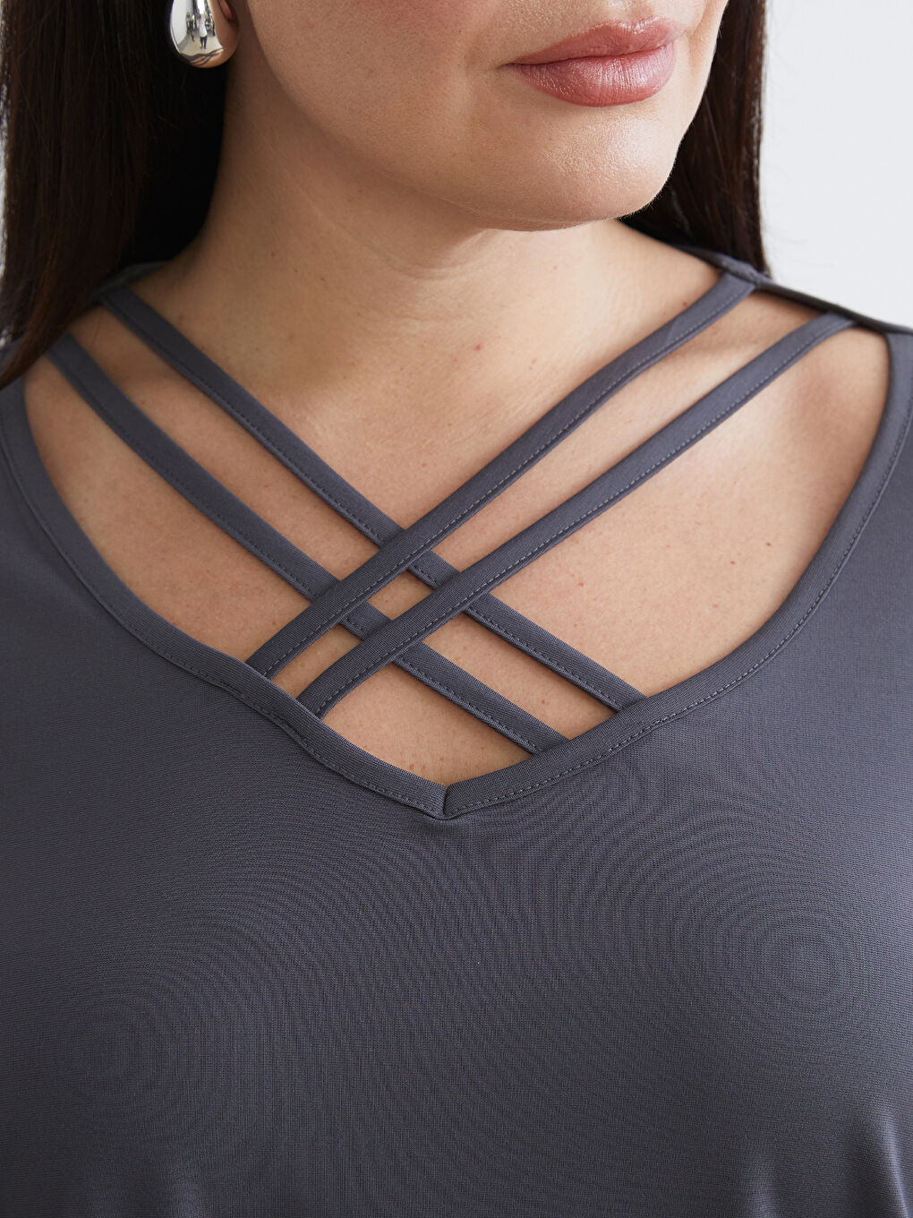 Gri Büyük Beden V Yaka Kadın Tişört-2