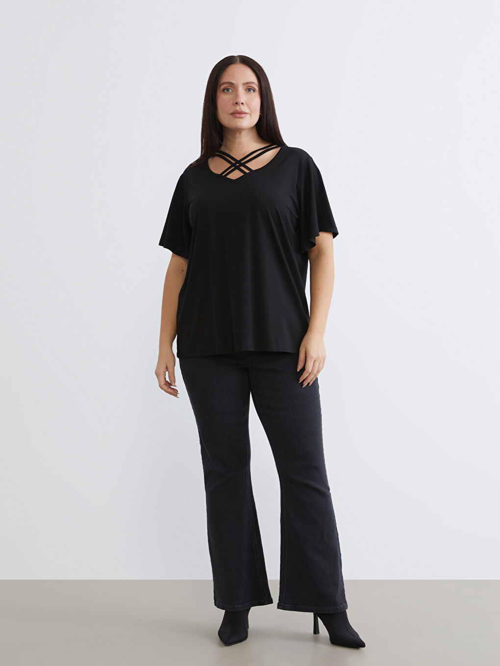 Siyah Büyük Beden V Yaka Kadın Tişört-1