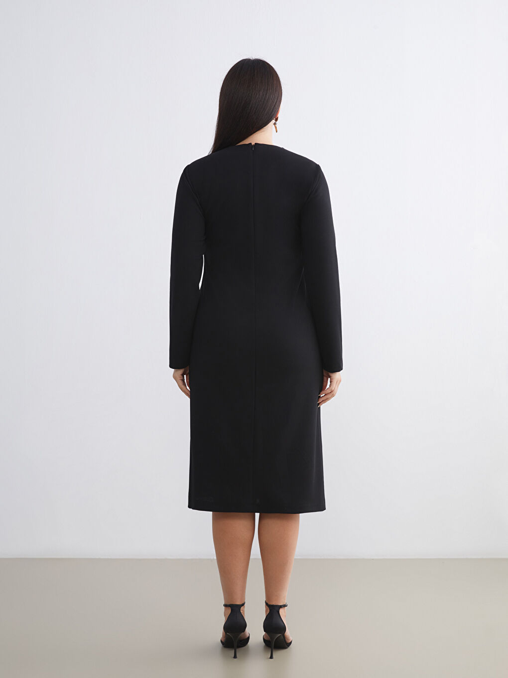 Siyah Büyük Beden V Yaka Krep Elbise-3