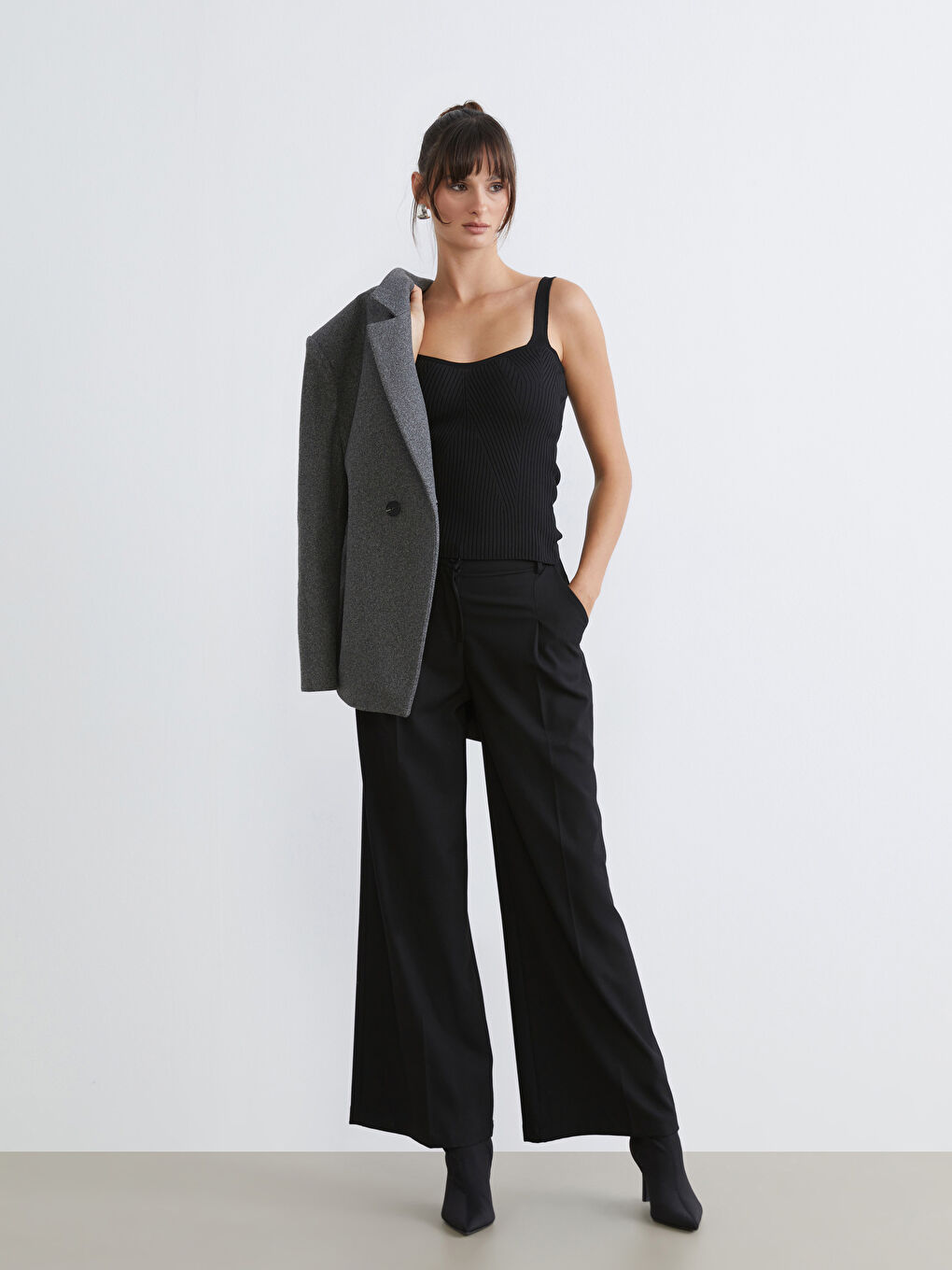 Siyah Loose Fit Geniş Paça Kadın Pileli Pantolon