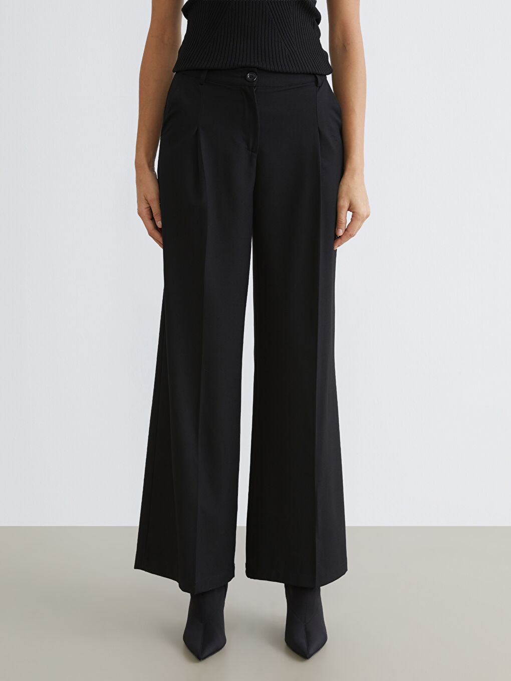 Siyah Loose Fit Geniş Paça Kadın Pileli Pantolon-1