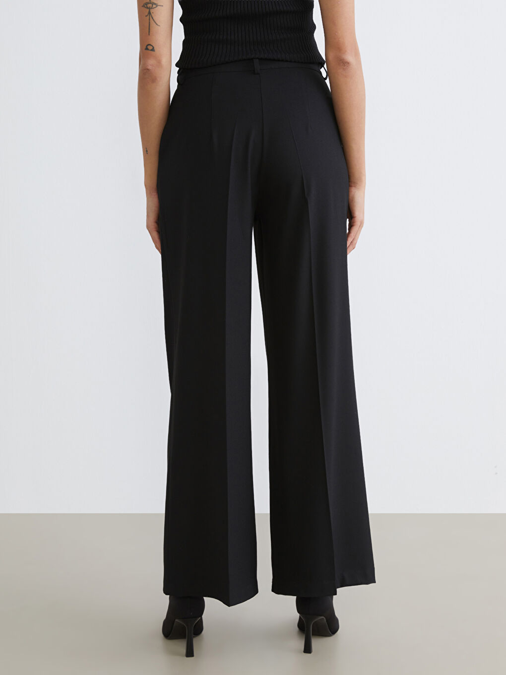 Siyah Loose Fit Geniş Paça Kadın Pileli Pantolon-3