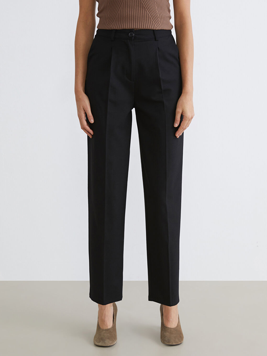 Siyah Carrot Fit Kadın Pileli Pantolon-1