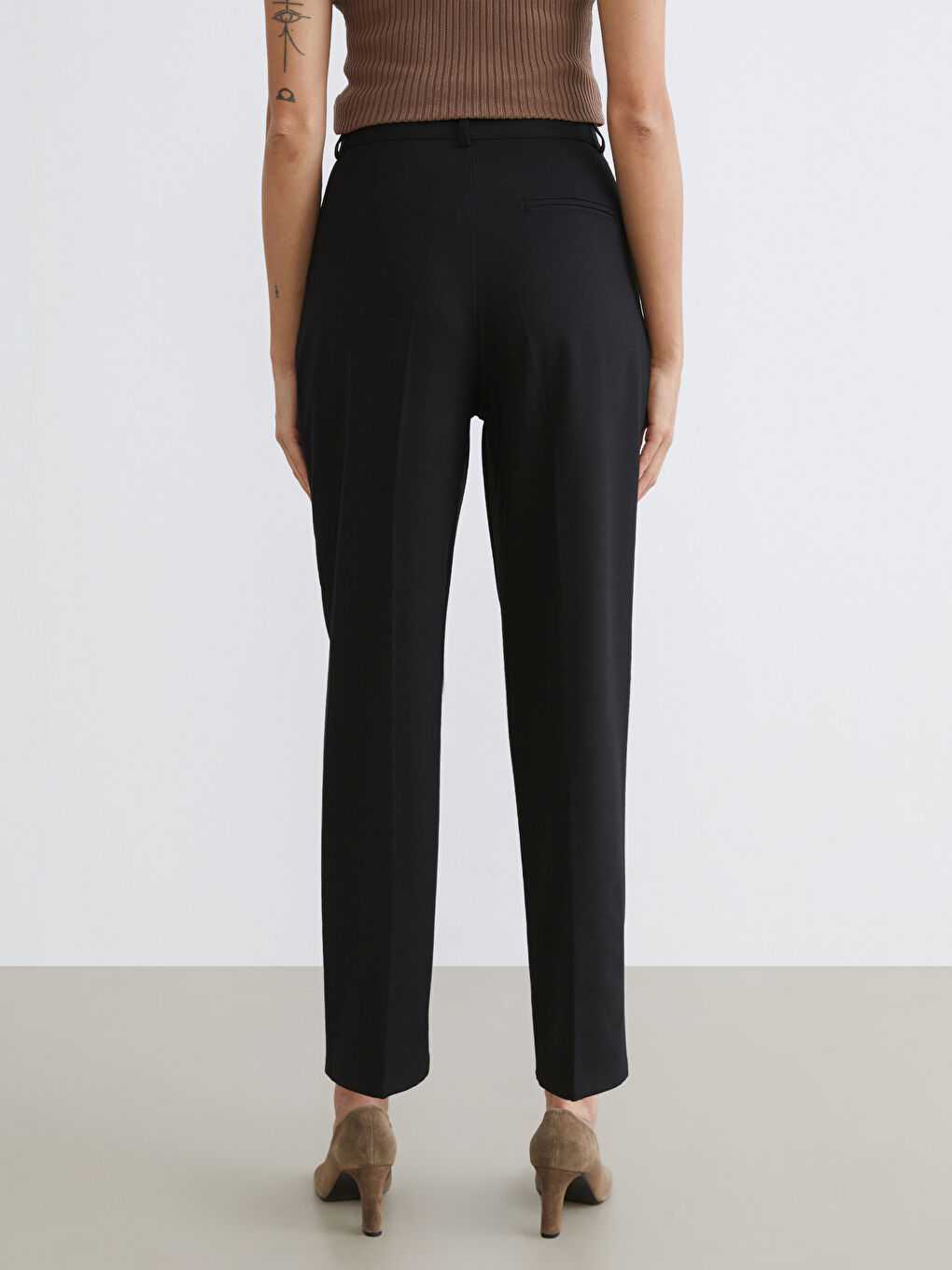 Siyah Carrot Fit Kadın Pileli Pantolon-3