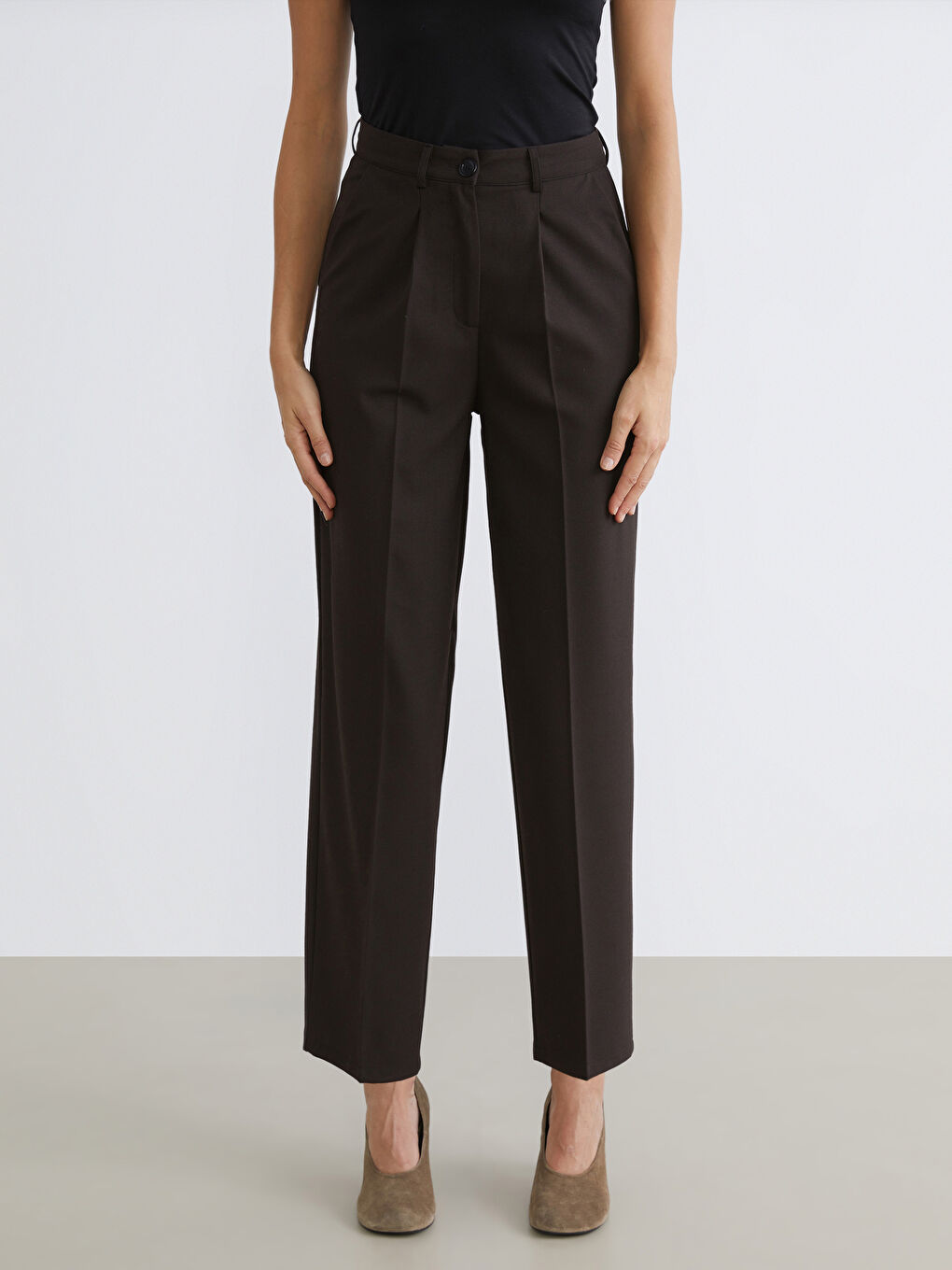 Kahverengi Carrot Fit Kadın Pileli Pantolon-1