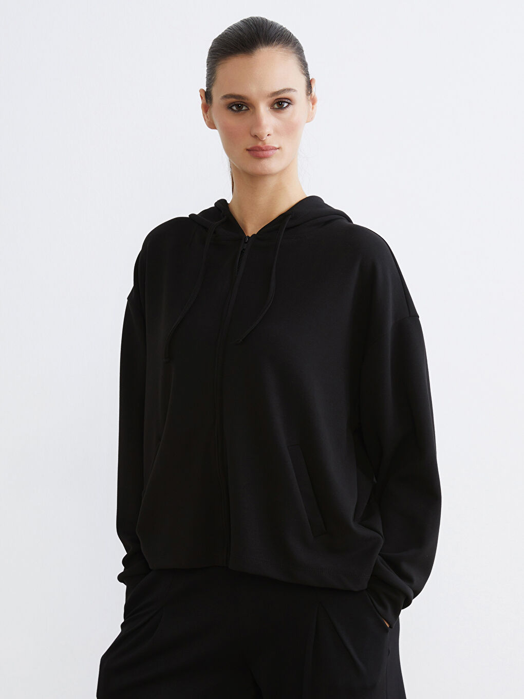 Siyah Kapüşonlu Kadın Fermuarlı Sweatshirt