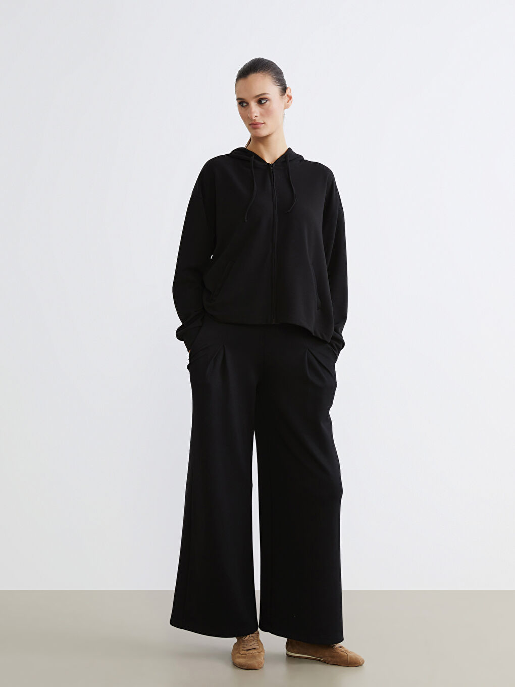 Siyah Kapüşonlu Kadın Fermuarlı Sweatshirt-1