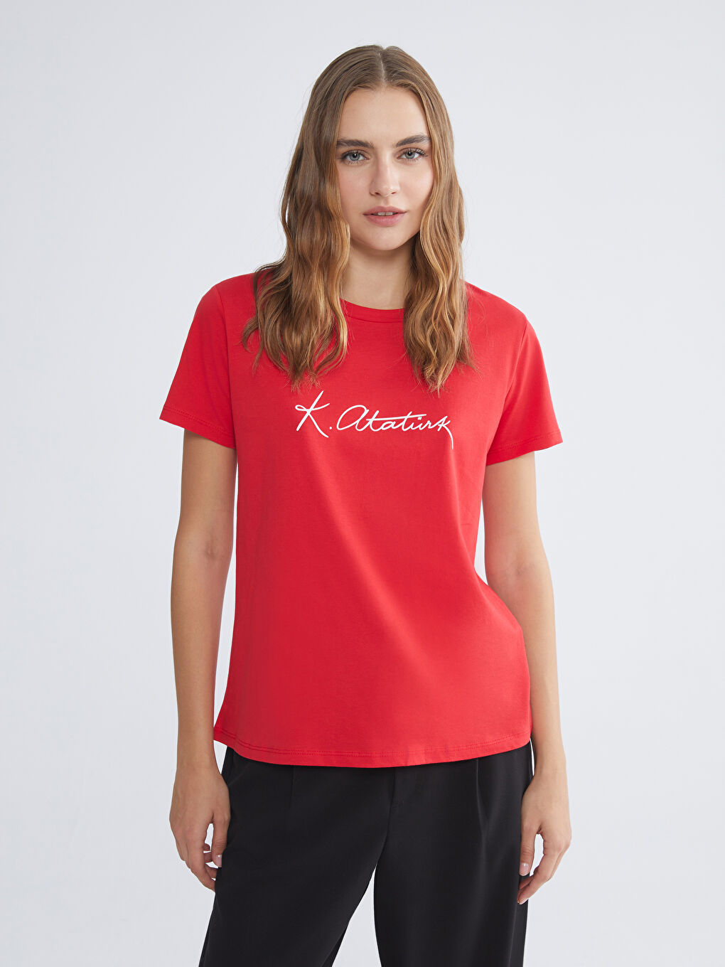 Kırmızı Bisiklet Yaka Atatürk Temalı Kadın Tişört