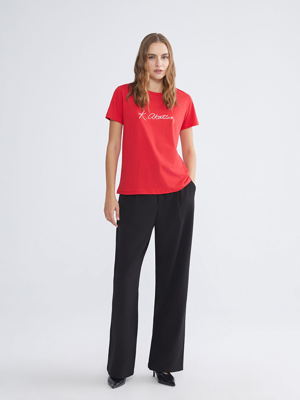 Kırmızı Bisiklet Yaka Atatürk Temalı Kadın Tişört-1