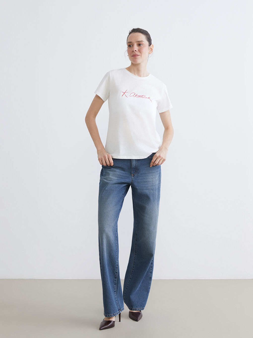 Ekru Bisiklet Yaka Atatürk Temalı Kadın Tişört-1