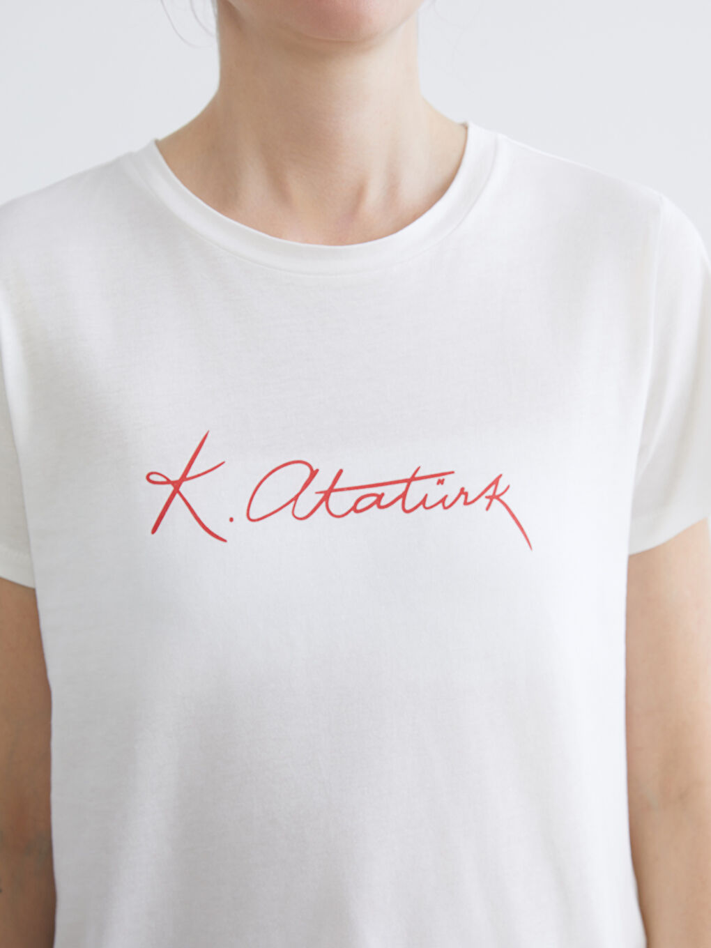 Ekru Bisiklet Yaka Atatürk Temalı Kadın Tişört-2