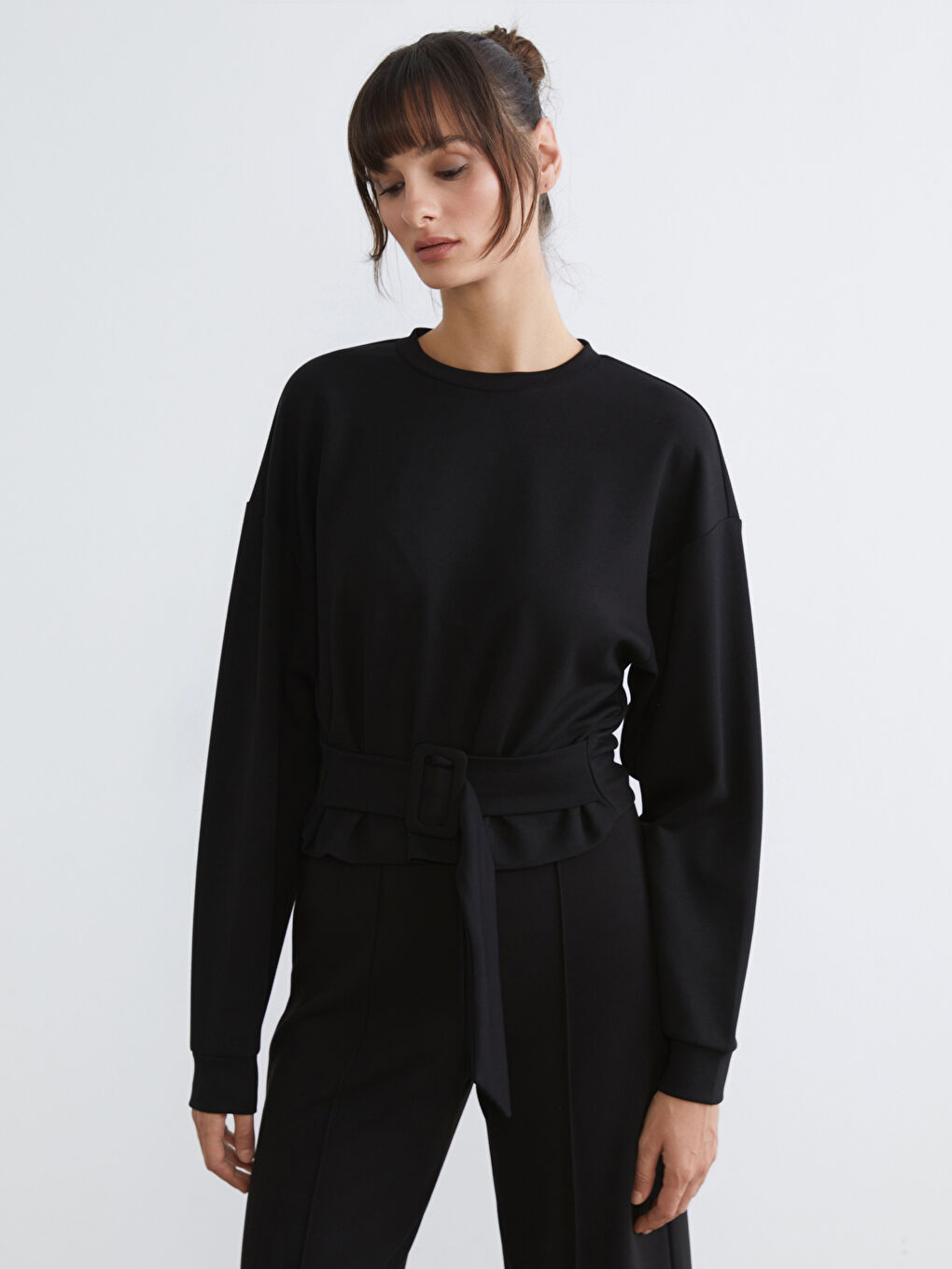 Siyah Kemer Detaylı Kadın Sweatshirt