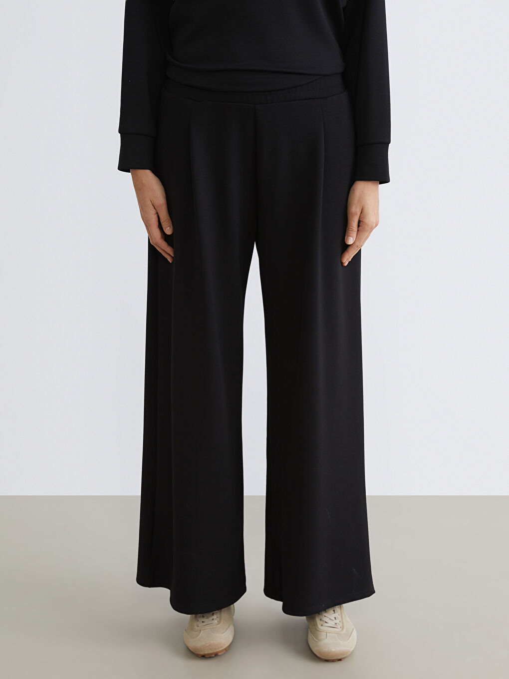 Siyah Beli Lastikli Geniş Paça Kadın Eşofman Altı-1