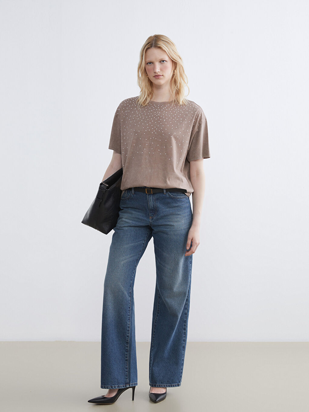 Kahverengi Bisiklet Yaka Taşlı Kadın Tişört-1