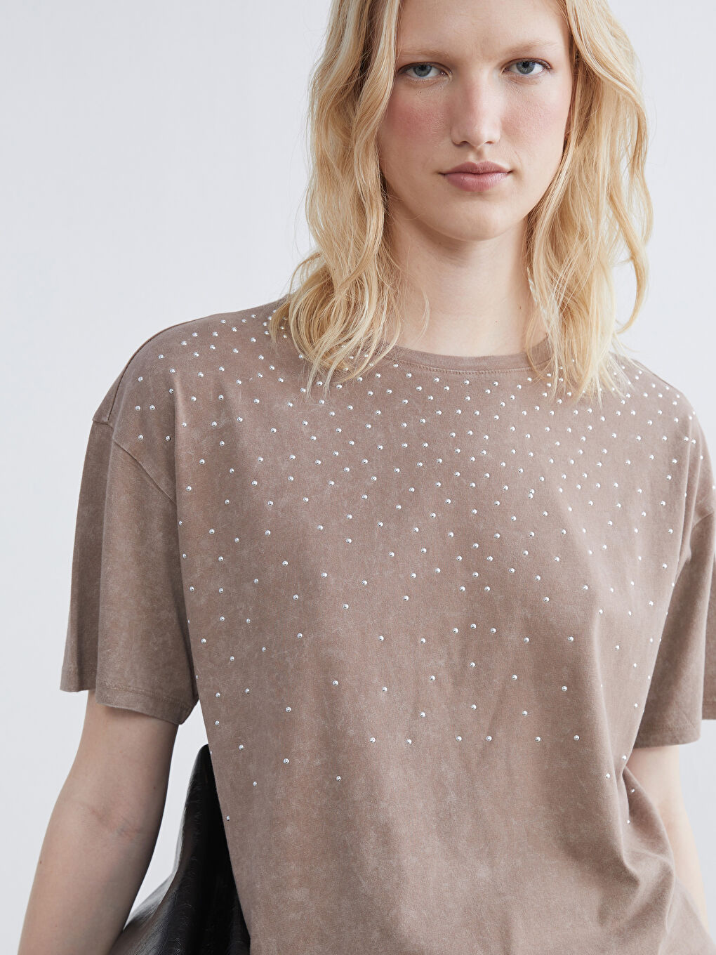 Kahverengi Bisiklet Yaka Taşlı Kadın Tişört-2