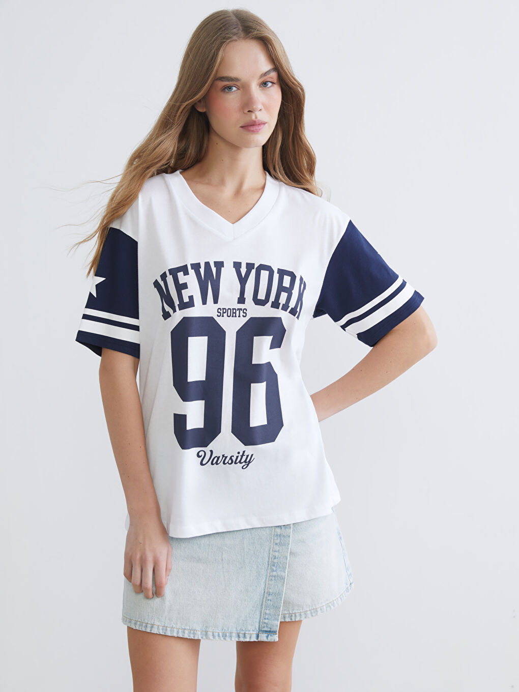 Beyaz V Yaka New York Baskılı Oversize Kadın Tişört