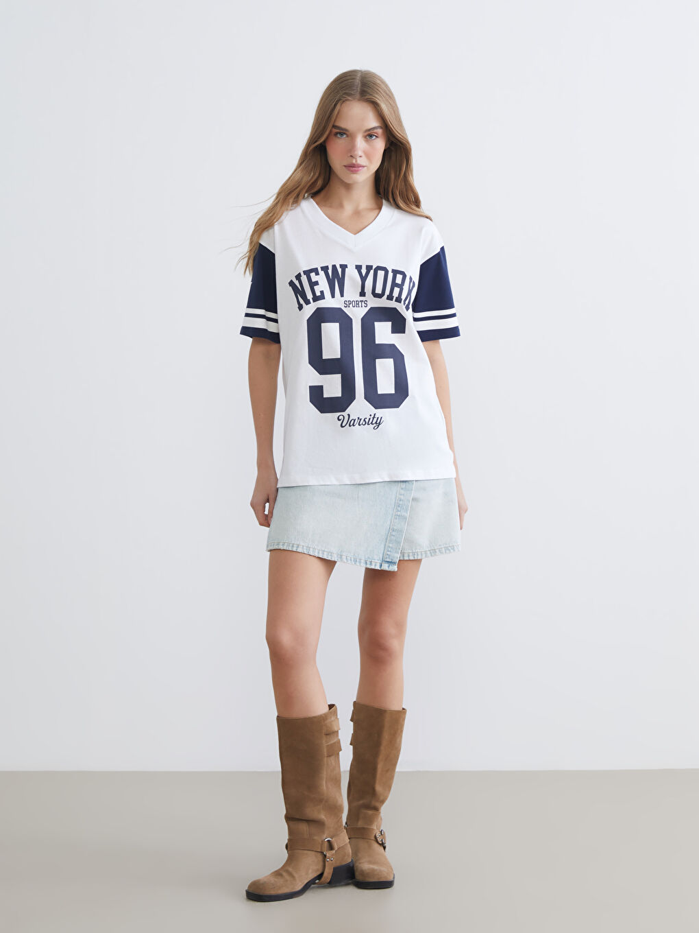 Beyaz V Yaka New York Baskılı Oversize Kadın Tişört-1