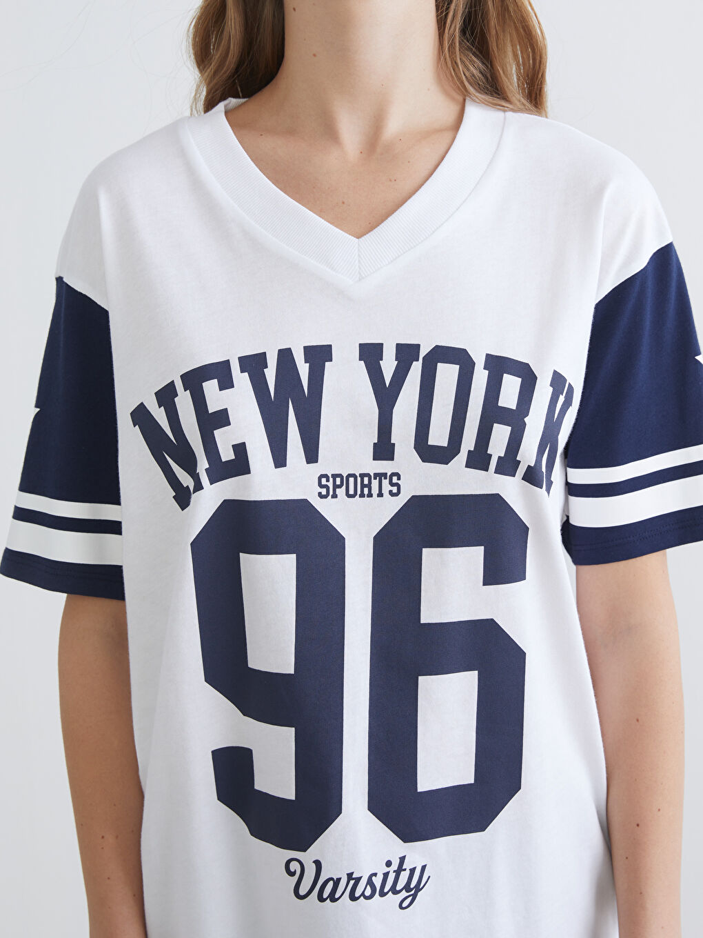 Beyaz V Yaka New York Baskılı Oversize Kadın Tişört-2