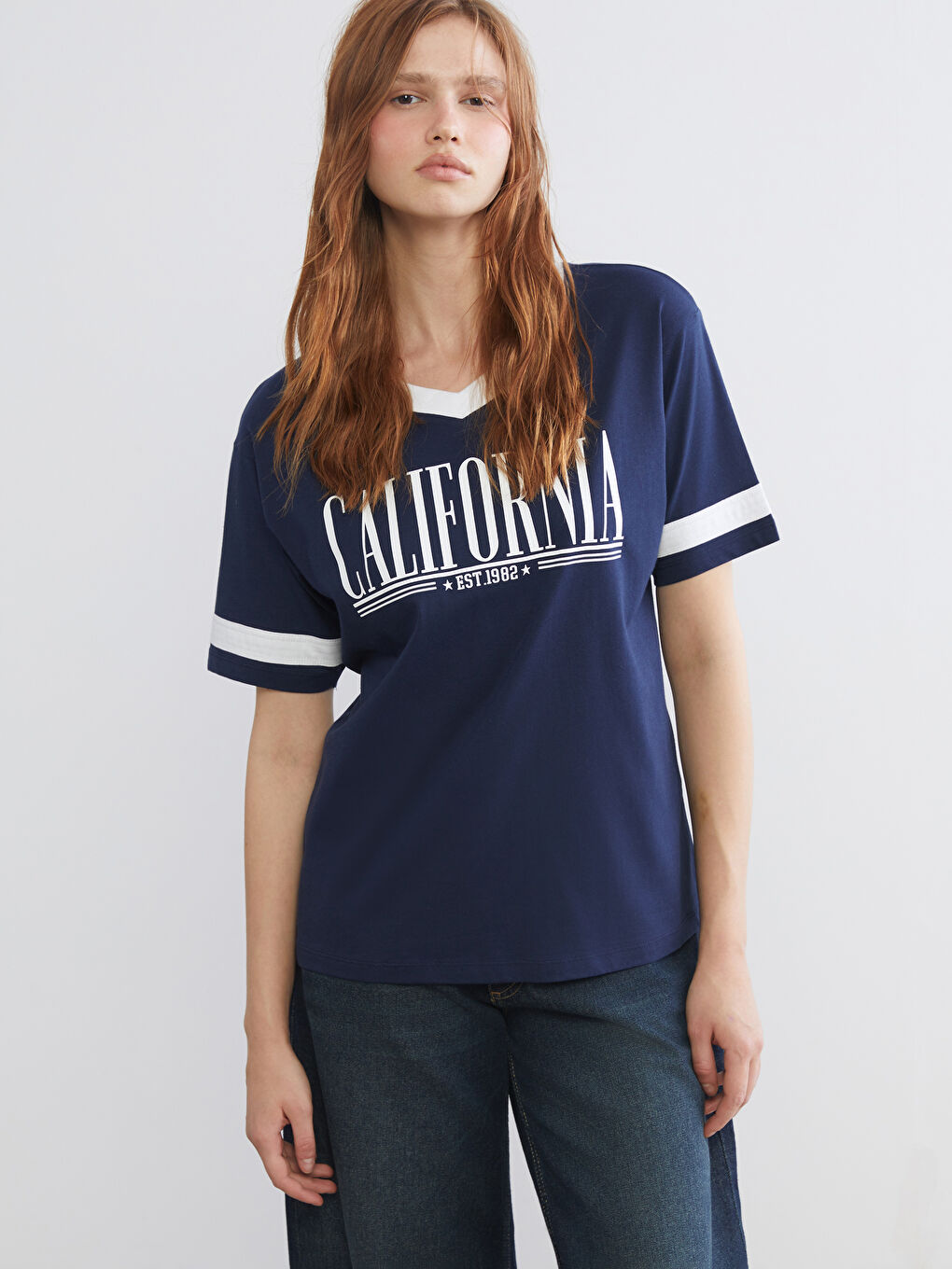 V Yaka California Baskılı Oversize Kadın Tişört