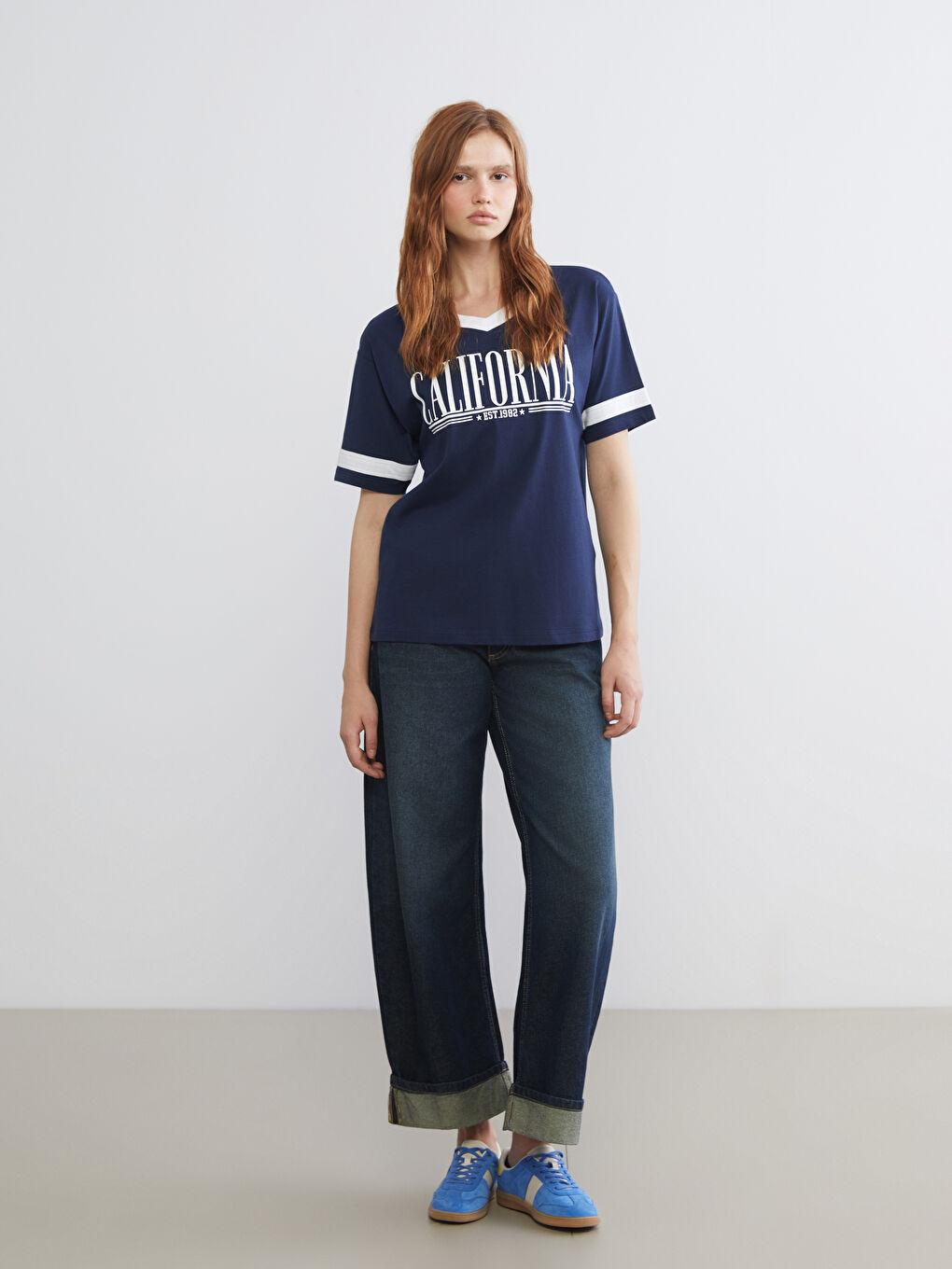 V Yaka California Baskılı Oversize Kadın Tişört-1