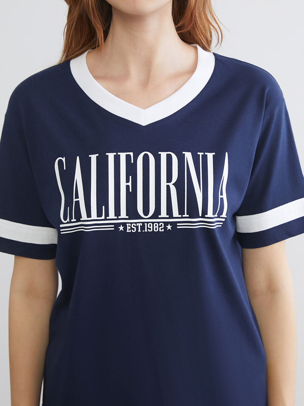 V Yaka California Baskılı Oversize Kadın Tişört-2