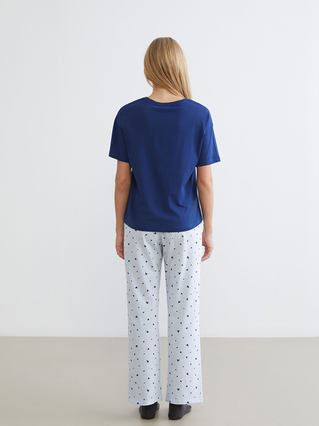 Женский пижамный комплект с круглым вырезом и принтом-3