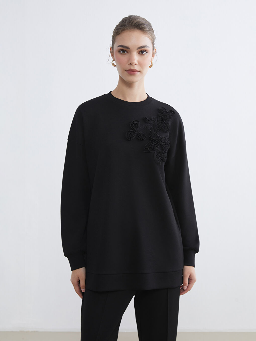 Siyah Bisiklet Yaka Çiçekli Kadın Sweatshirt Tunik