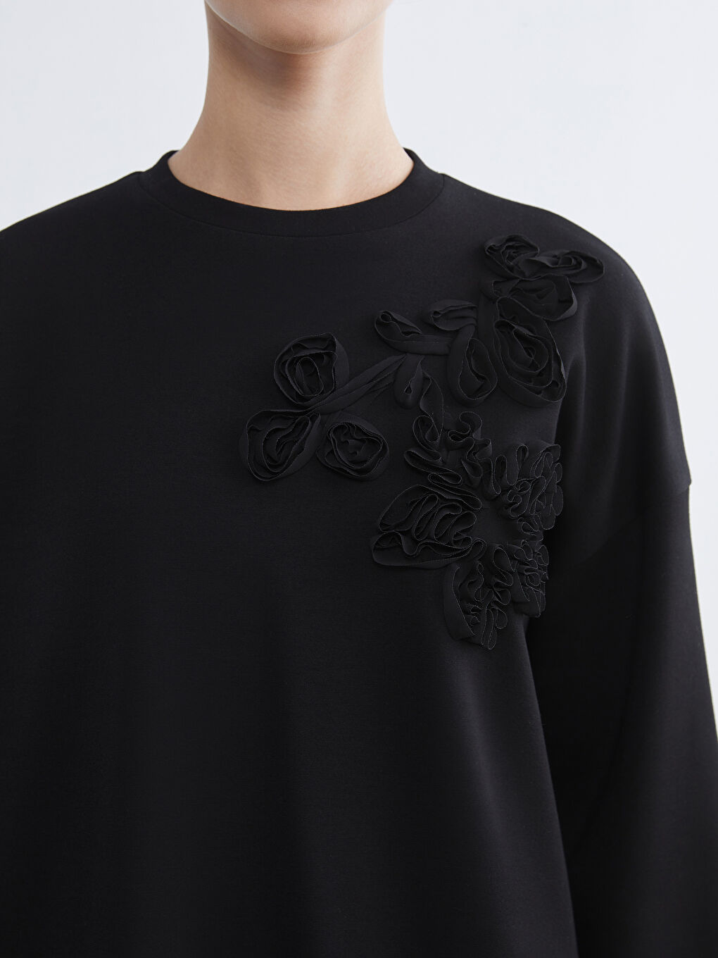 Siyah Bisiklet Yaka Çiçekli Kadın Sweatshirt Tunik-2