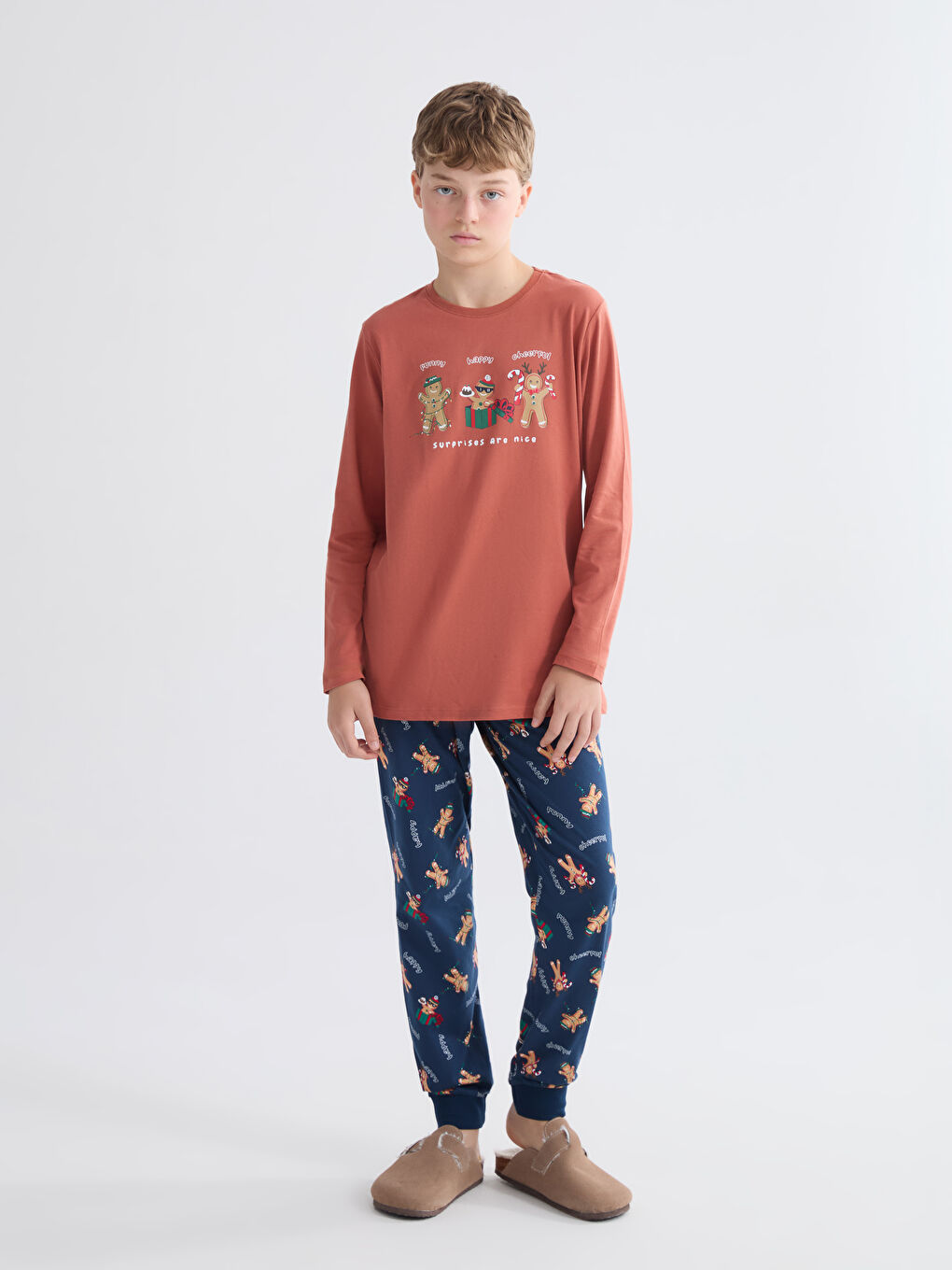 Kahverengi Bisiklet Yaka Yılbaşı Temalı Erkek Çocuk Pijama Takımı