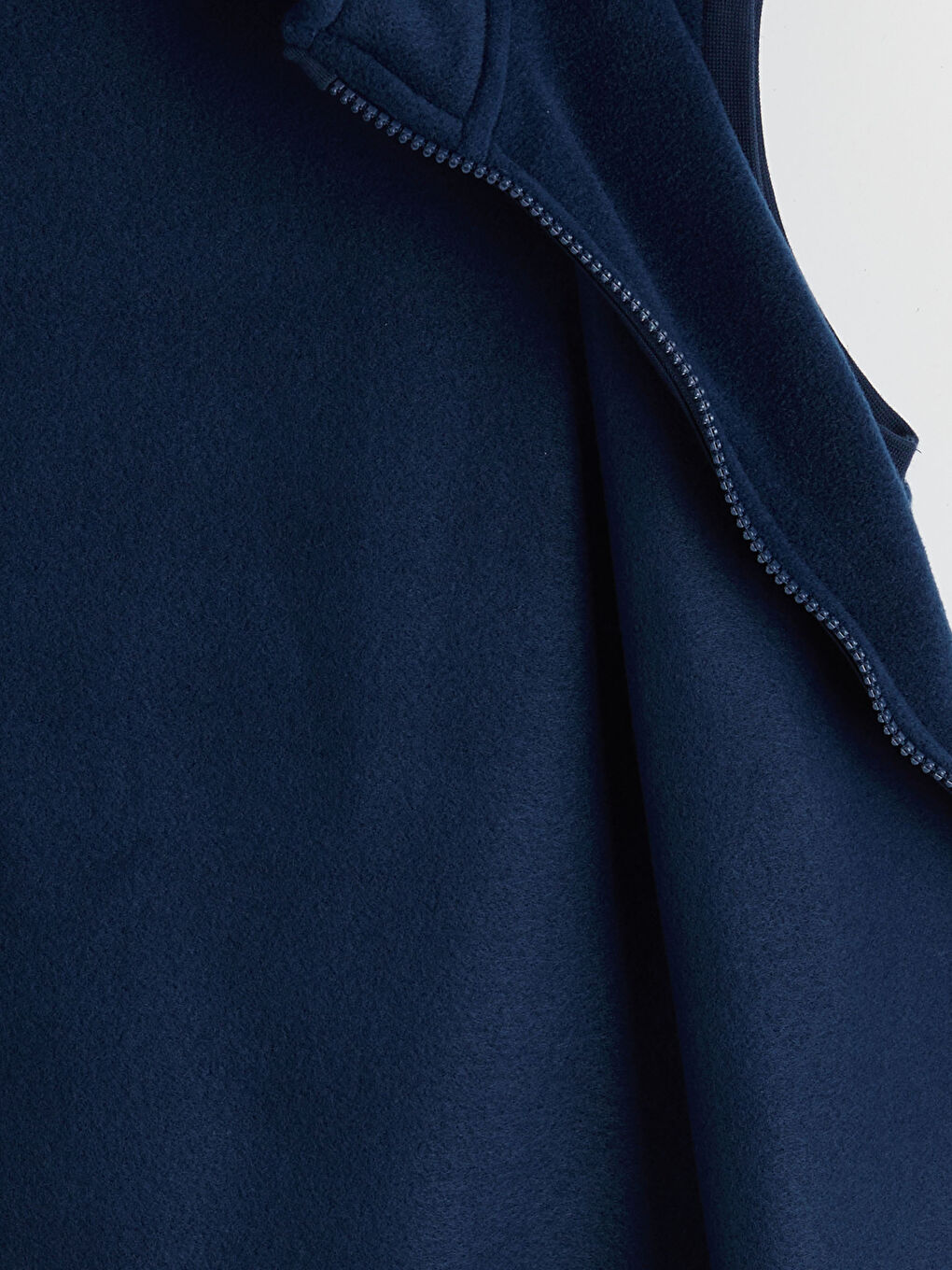 Prsluk od polar materijala sa uspravnom kragnom za dečake-4