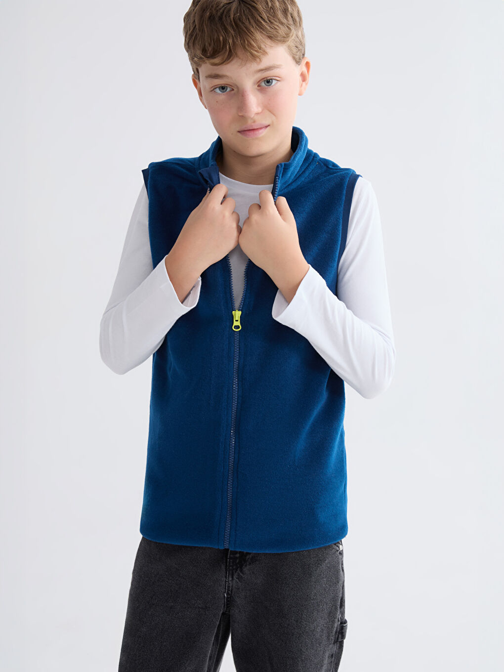 Prsluk od polar materijala sa uspravnom kragnom za dečake