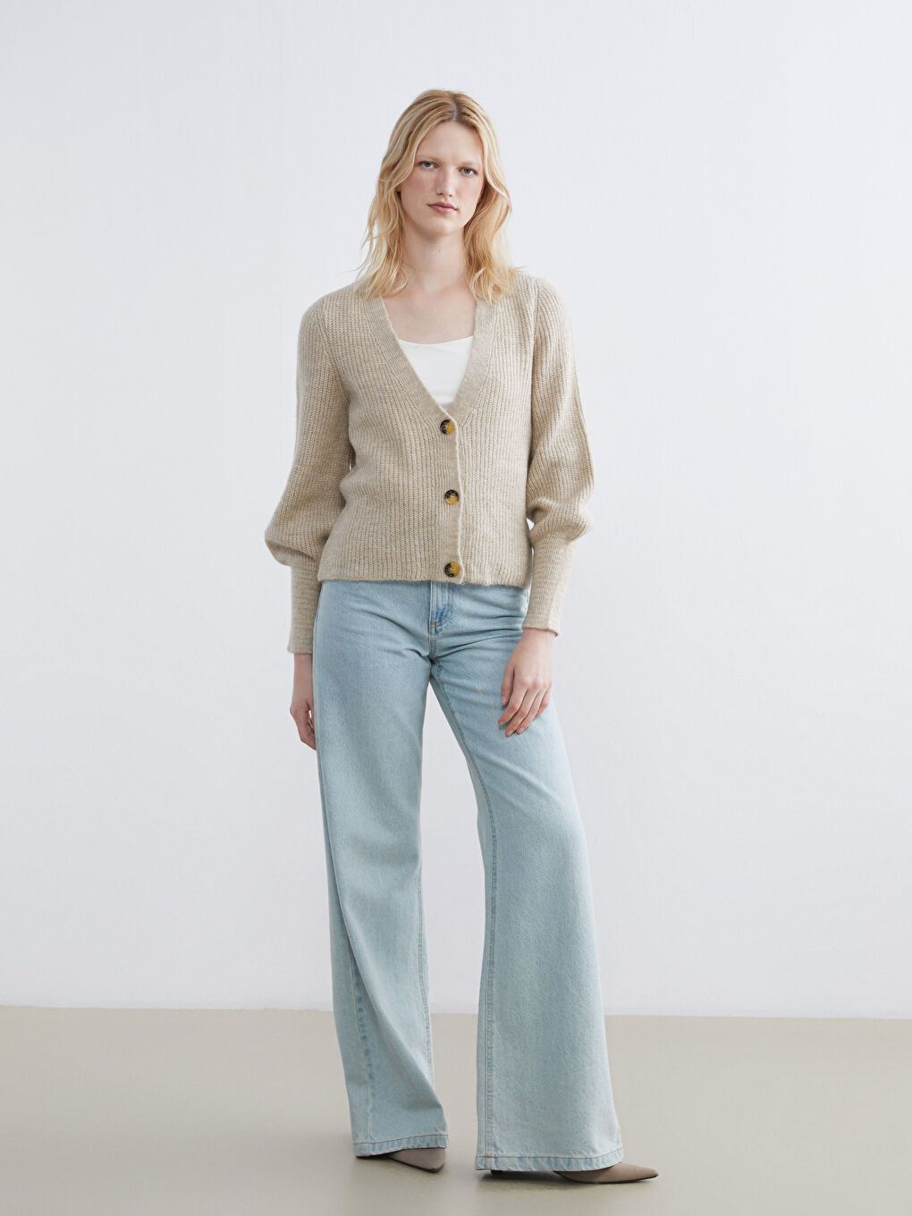 Bej V Yaka Balon Kollu Kadın Triko Hırka-1