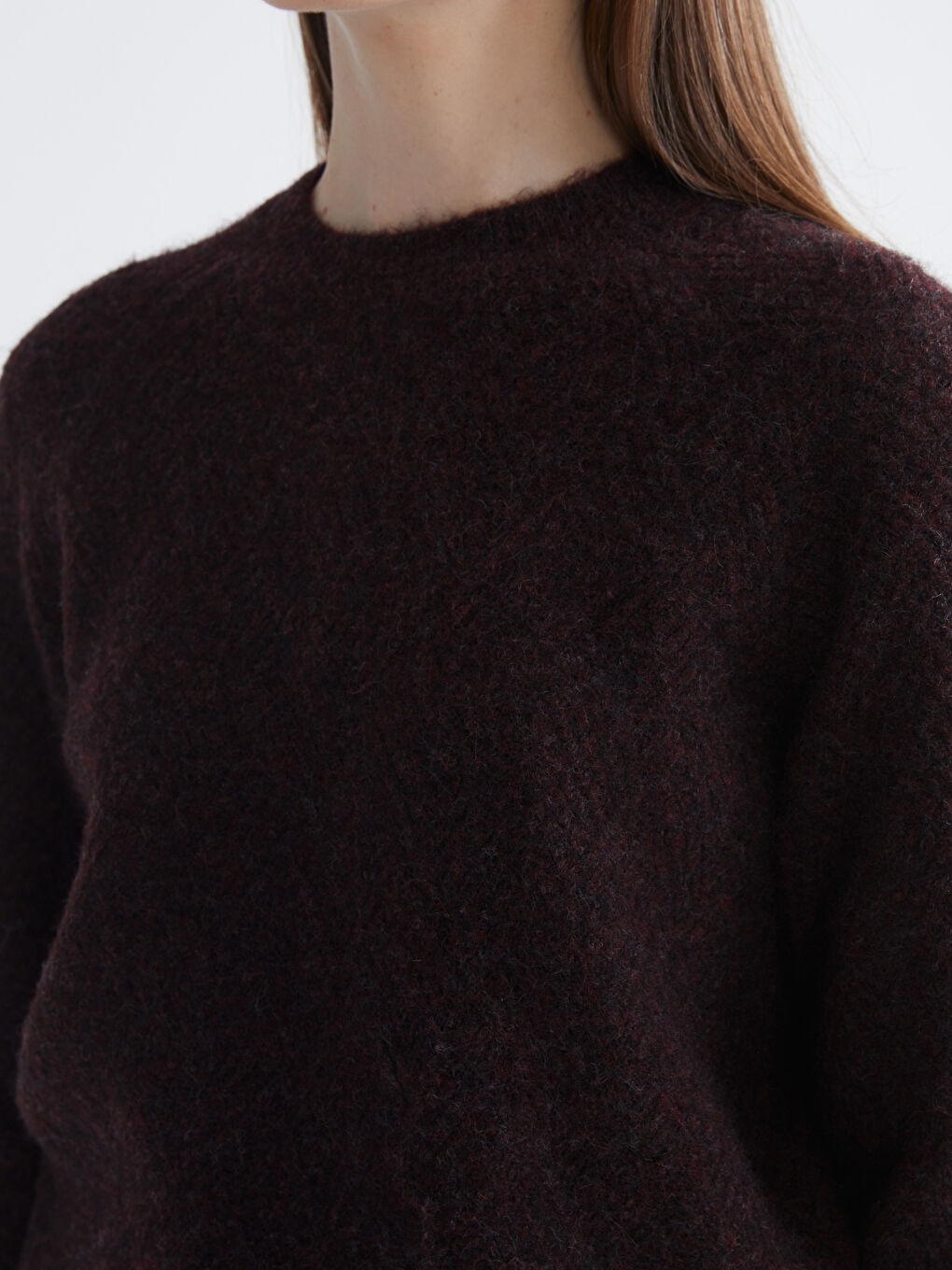 Džemper za Žene sa Okruglim Izrezom i Samouzorom od Trikotaže-2