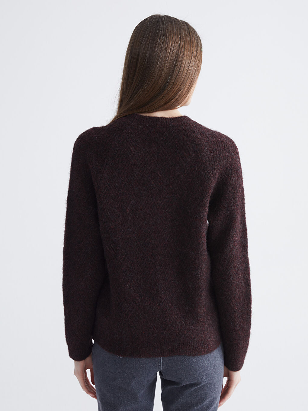 Džemper za Žene sa Okruglim Izrezom i Samouzorom od Trikotaže-3