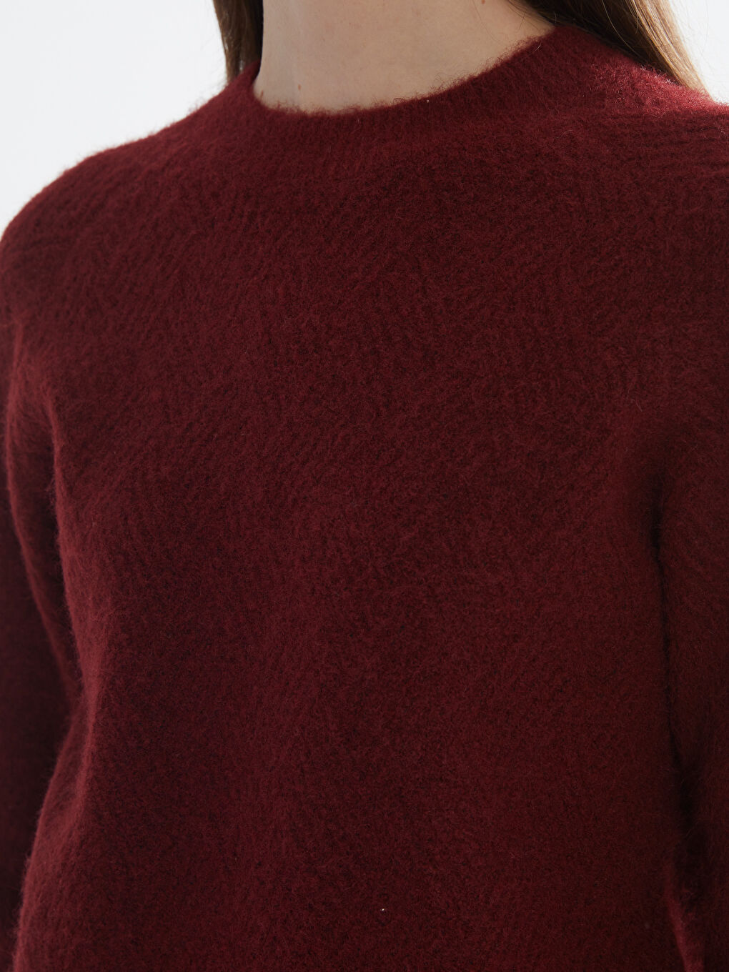 Džemper za Žene sa Okruglim Izrezom i Samouzorom od Trikotaže-2