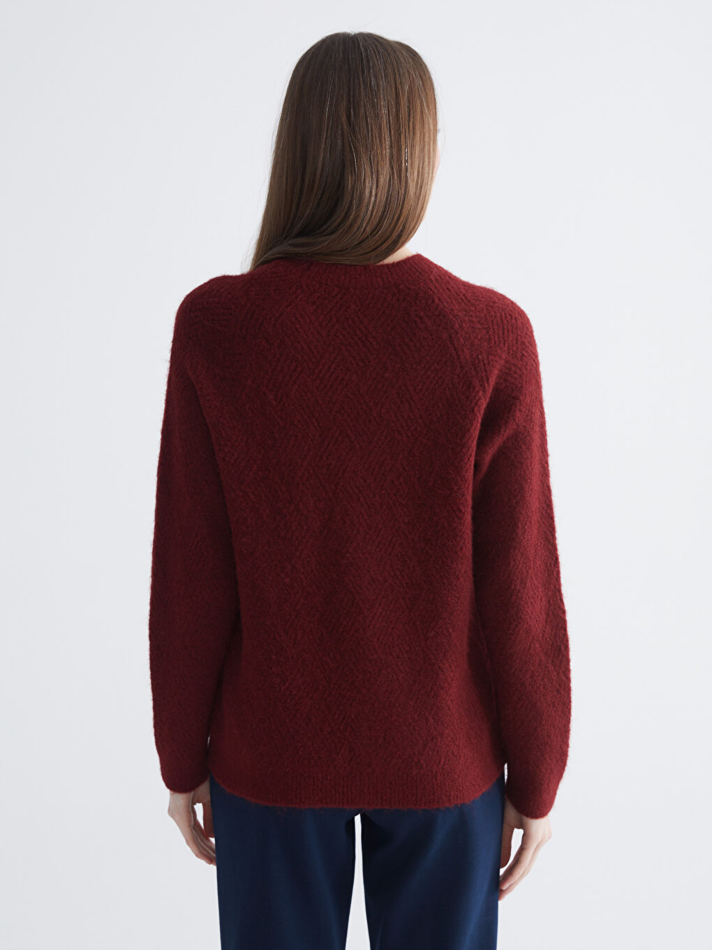 Džemper za Žene sa Okruglim Izrezom i Samouzorom od Trikotaže-3