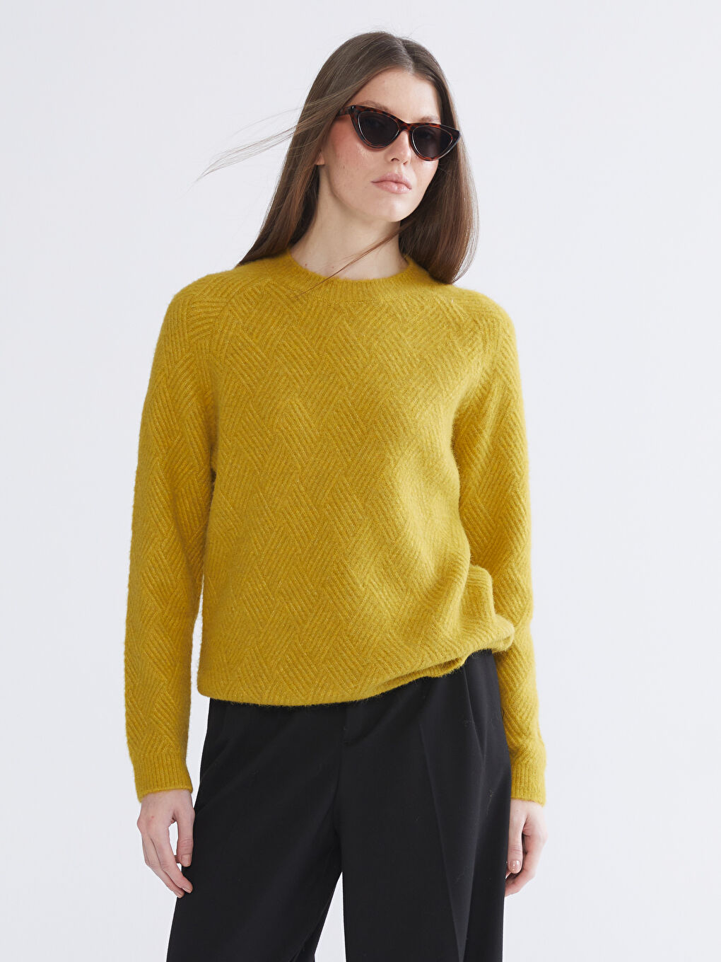 Džemper za Žene sa Okruglim Izrezom i Samouzorom od Trikotaže