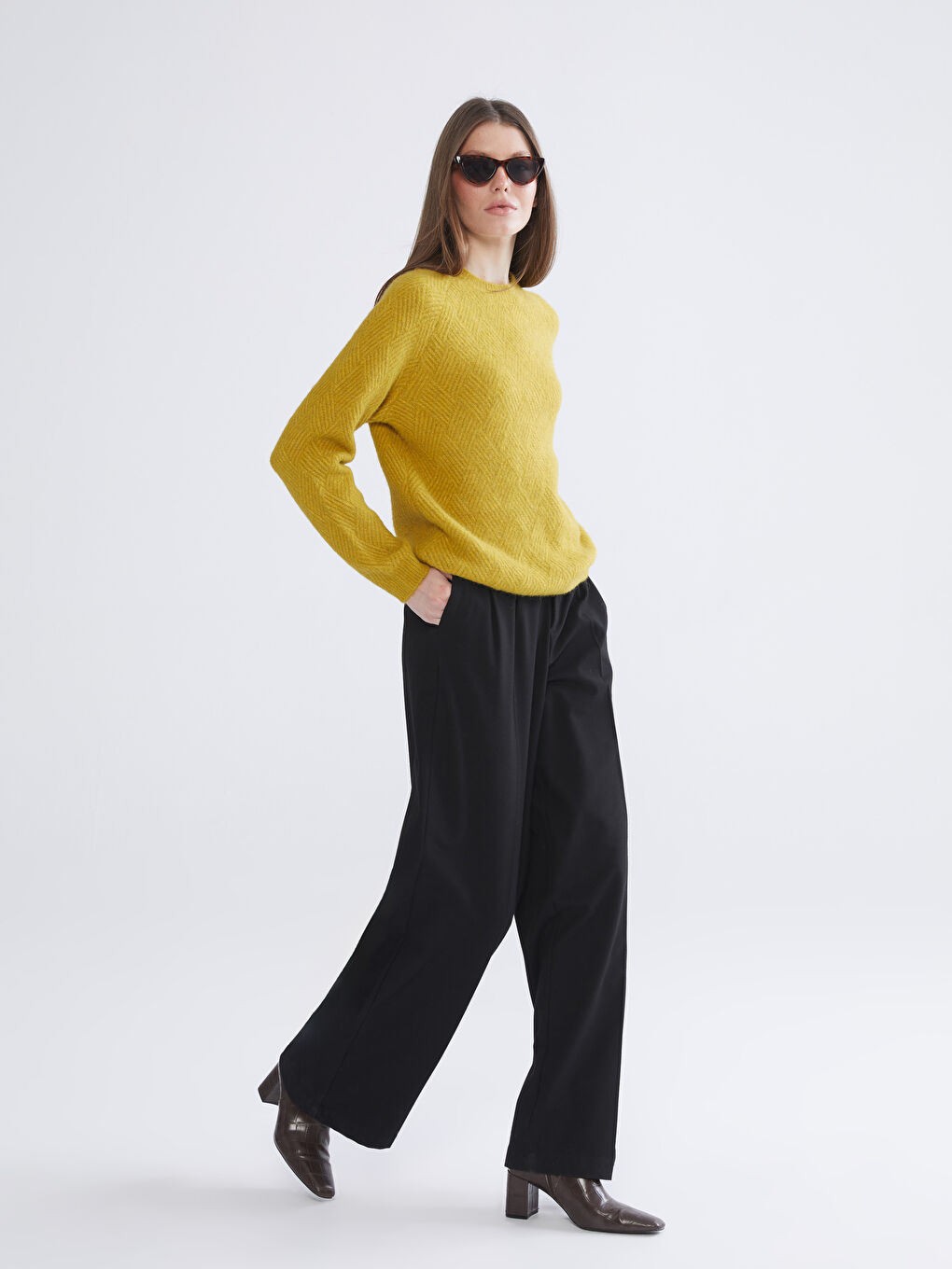 Džemper za Žene sa Okruglim Izrezom i Samouzorom od Trikotaže-1