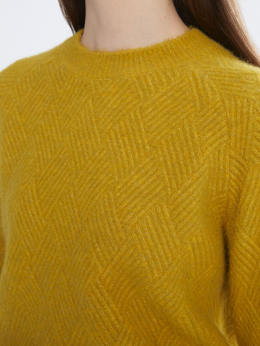 Džemper za Žene sa Okruglim Izrezom i Samouzorom od Trikotaže-2