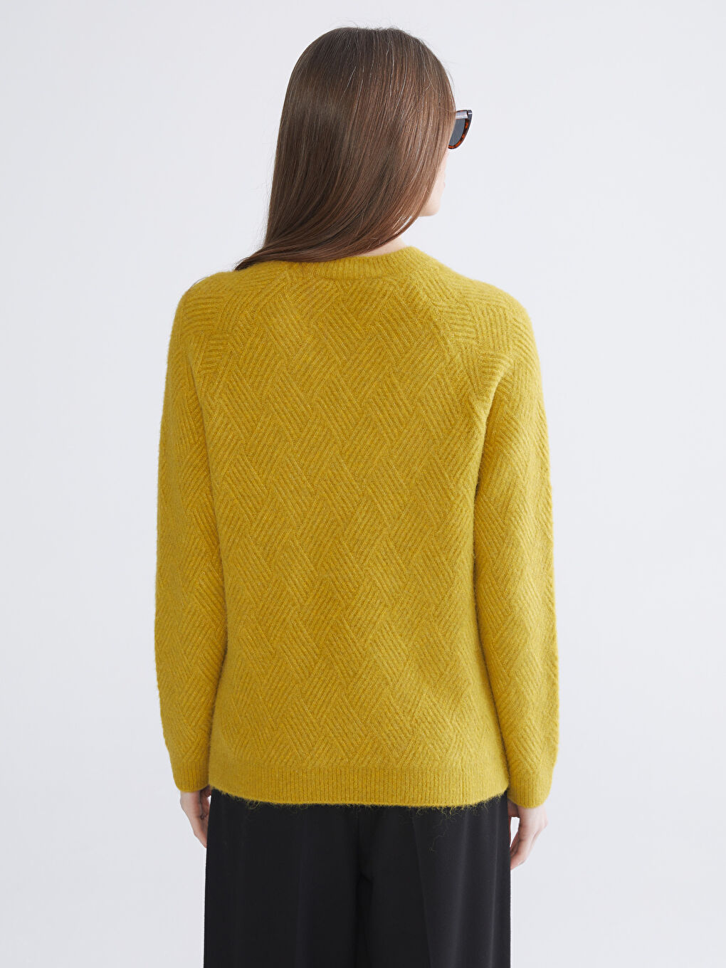 Džemper za Žene sa Okruglim Izrezom i Samouzorom od Trikotaže-3