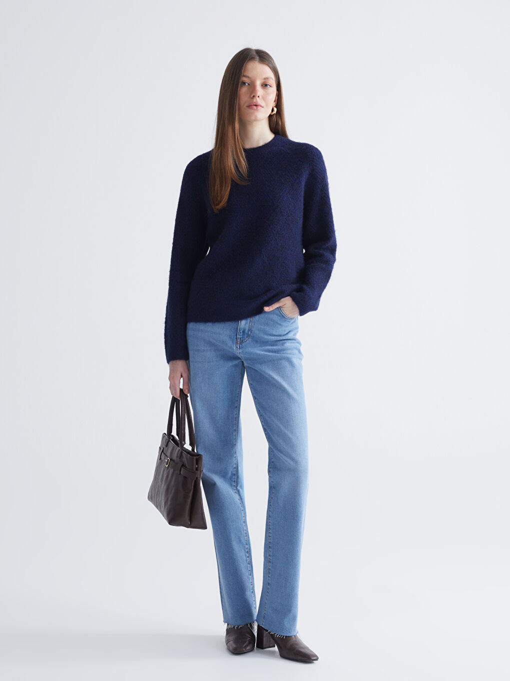 Džemper za Žene sa Okruglim Izrezom i Samouzorom od Trikotaže-1