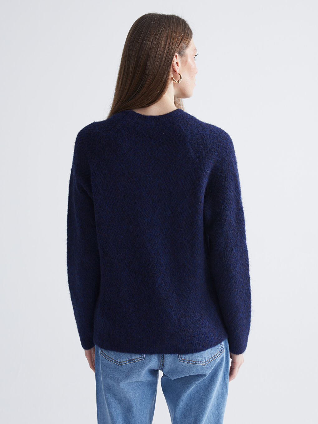 Džemper za Žene sa Okruglim Izrezom i Samouzorom od Trikotaže-3