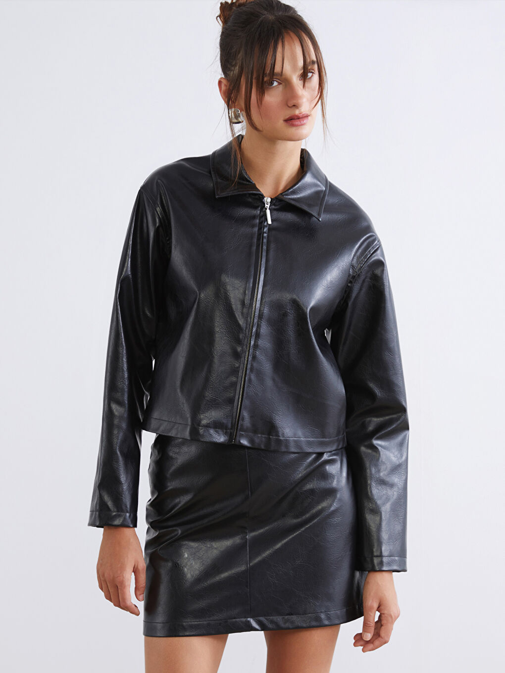 Siyah Gömlek Yaka Kadın Deri Görünümlü Ceket