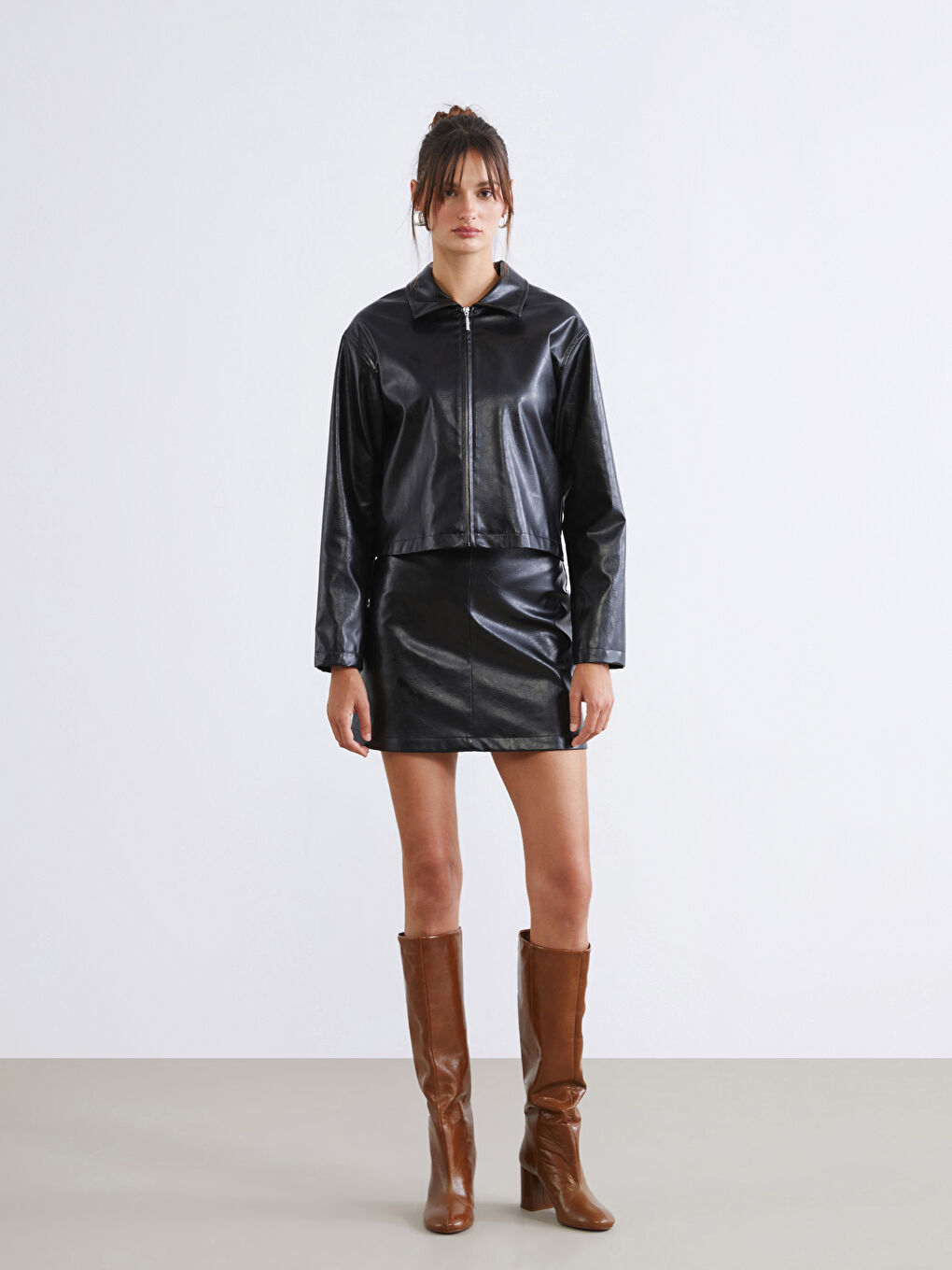 Siyah Gömlek Yaka Kadın Deri Görünümlü Ceket-1