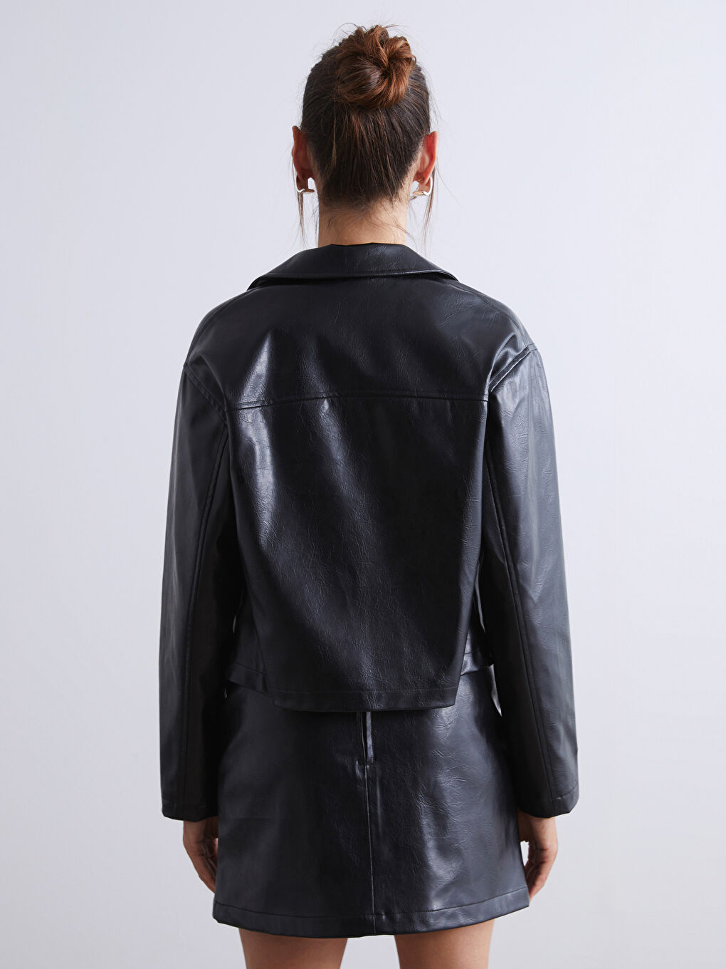 Siyah Gömlek Yaka Kadın Deri Görünümlü Ceket-4